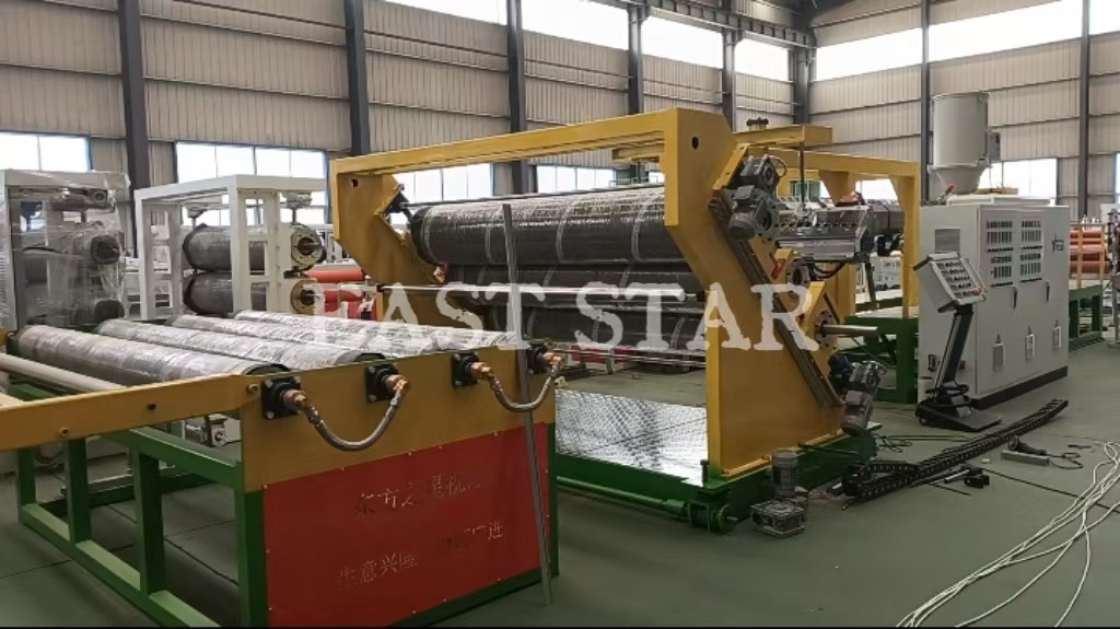 2.4-மீட்டர் எரு பெல்ட் ஷீட் தயாரிப்பு லைன் நிறுவப்பட்டு பேக்கேஜிங்கிற்கு தயாராக உள்ளது