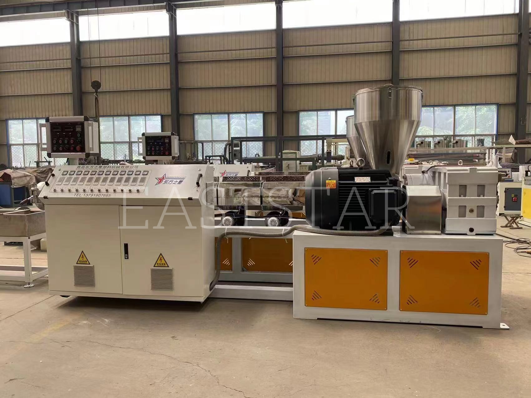 எங்கள் தொழில்நுட்பக் குழு எங்கள் அரபு வாடிக்கையாளருக்கு TSSK65 இணையான இரட்டை திருகு கிரானுலேட்டரின் துல்லியமான அசெம்பிளியை நடத்தி வருகிறது.